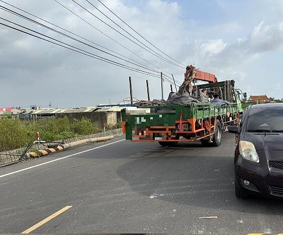 台南市七股區廢棄物暫置場昨天(24日)下午有3輛卡車運載廢棄物準備傾倒被發現制止。圖/台南市環保局提供