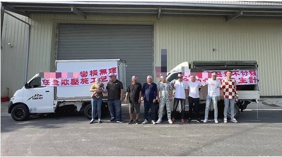 警方採證吳男與同夥抗議光電系統商的畫面。圖/聯合報記者林保光翻攝