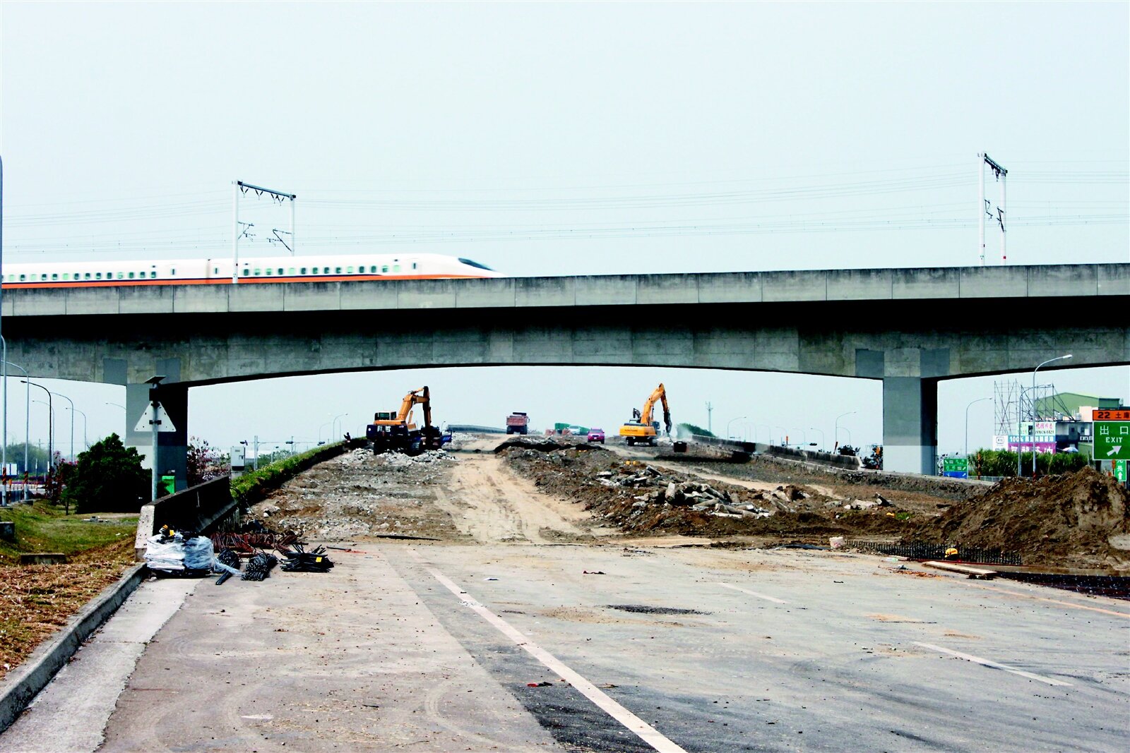台78線快速道路土堤路基對跨交的高鐵墩柱負荷沉重,惡化墩柱傾斜,公路總局正挖除路基改建高架鋼橋為高鐵減重。 記者姜宜菁/攝影