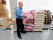 響應食物銀行　房仲挨家送白米