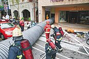 地下倉庫「爆燃」竄燒　5消防員1垂危