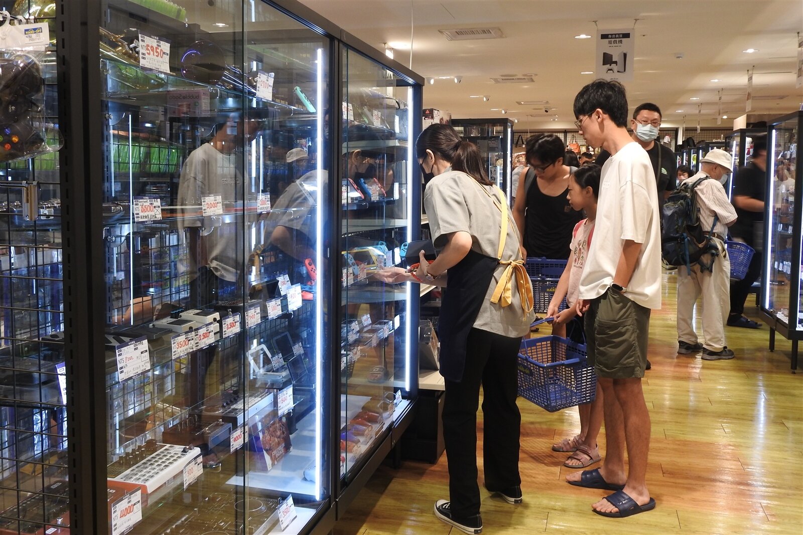 海德沃福 HARD OFF收購並販售二手物讓物品循環利用,遊戲機、精品、家電等應有盡有,吸引民眾搶便宜。記者賴香珊/攝影