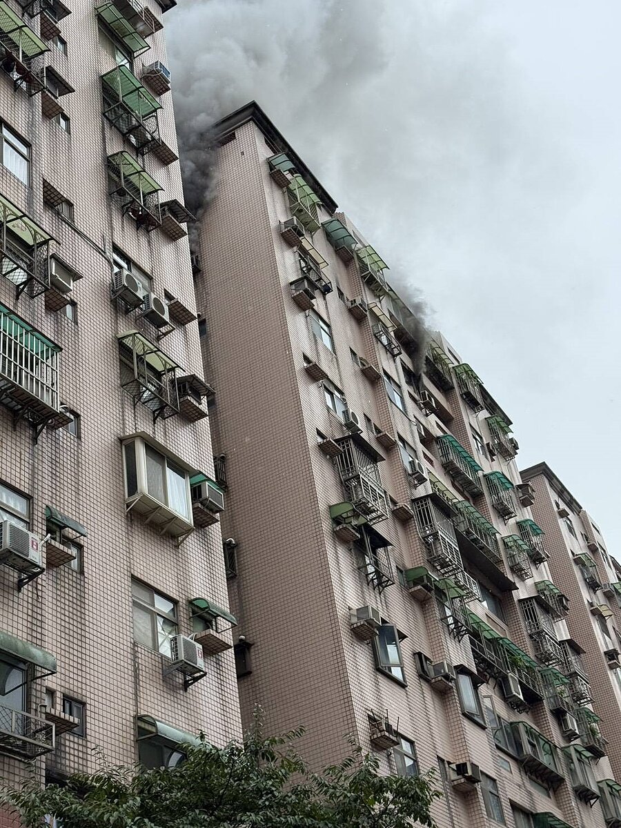 淡水區新興街這棟社區大樓上午發生火警。記者黃子騰／翻攝
