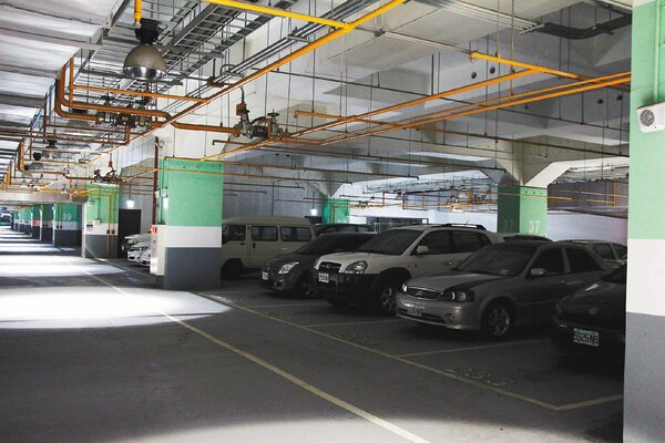 海安路地下停車場目前僅開放696席車位，交通局表示會擴增至1千席停車位，並將照明設備全面更換為LED燈，既明亮又環保。 記者鄭維真／攝影