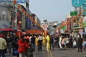 大甲市區迎神陣頭多　民眾籲道路畫徒步區保行車