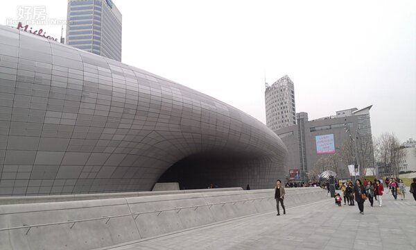 2014年3月21日才開幕的首爾東大門設計廣場 (好房News記者林美欣攝影)