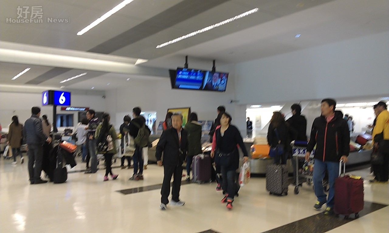 桃園機場提領行李 (好房News記者林美欣攝影)