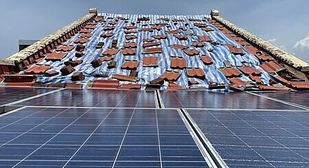 
颱風丹娜絲橫掃南台灣後兩周，對農業與再生能源設施造成明顯衝擊，尤以太陽光電設備受損情況備受關注。圖∕本報資料照片
