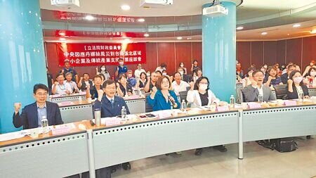 民進黨台南市立委賴惠員(前排左三)號召經濟部、財政部與金管會加上8大公股行庫南下,與工業區業者交流風災補助問題。(程炳璋攝)