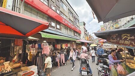 新北市市場處以建物「公安疑慮」為由,於7月31日起禁止蘆洲湧蓮寺廟口商圈設攤。消息一出,當地近20攤業者頓時陷入恐慌。新聞示意圖。(張鎧乙攝)