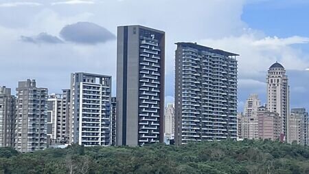 上半年十大土地及商用不動產市場交易案中,建商就包辦達5筆,金額更囊括6成4之多。展望下半年,市場專家預期,商辦和廠辦前景最被看好,最大買家科技業、建商可望持續領航,衝出一片天。圖∕本報資料照片