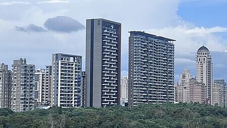 上半年十大土地及商用不動產市場交易案中,建商就包辦達5筆,金額更囊括6成4之多。展望下半年,市場專家預期,商辦和廠辦前景最被看好,最大買家科技業、建商可望持續領航,衝出一片天。圖∕本報資料照片