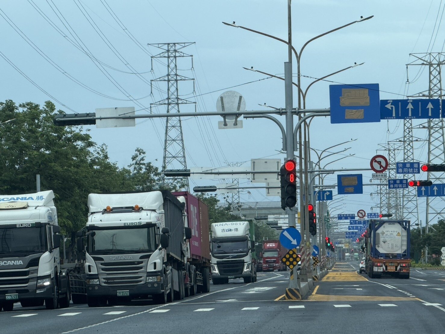 高雄港洲際貨櫃中心聯外貨櫃車專用道第二階段完工,路面增加直行車道及獨立轉向車道,提升車道辨識度與行車秩序,但仍有用路人大嘆不便。記者石秀華/攝影