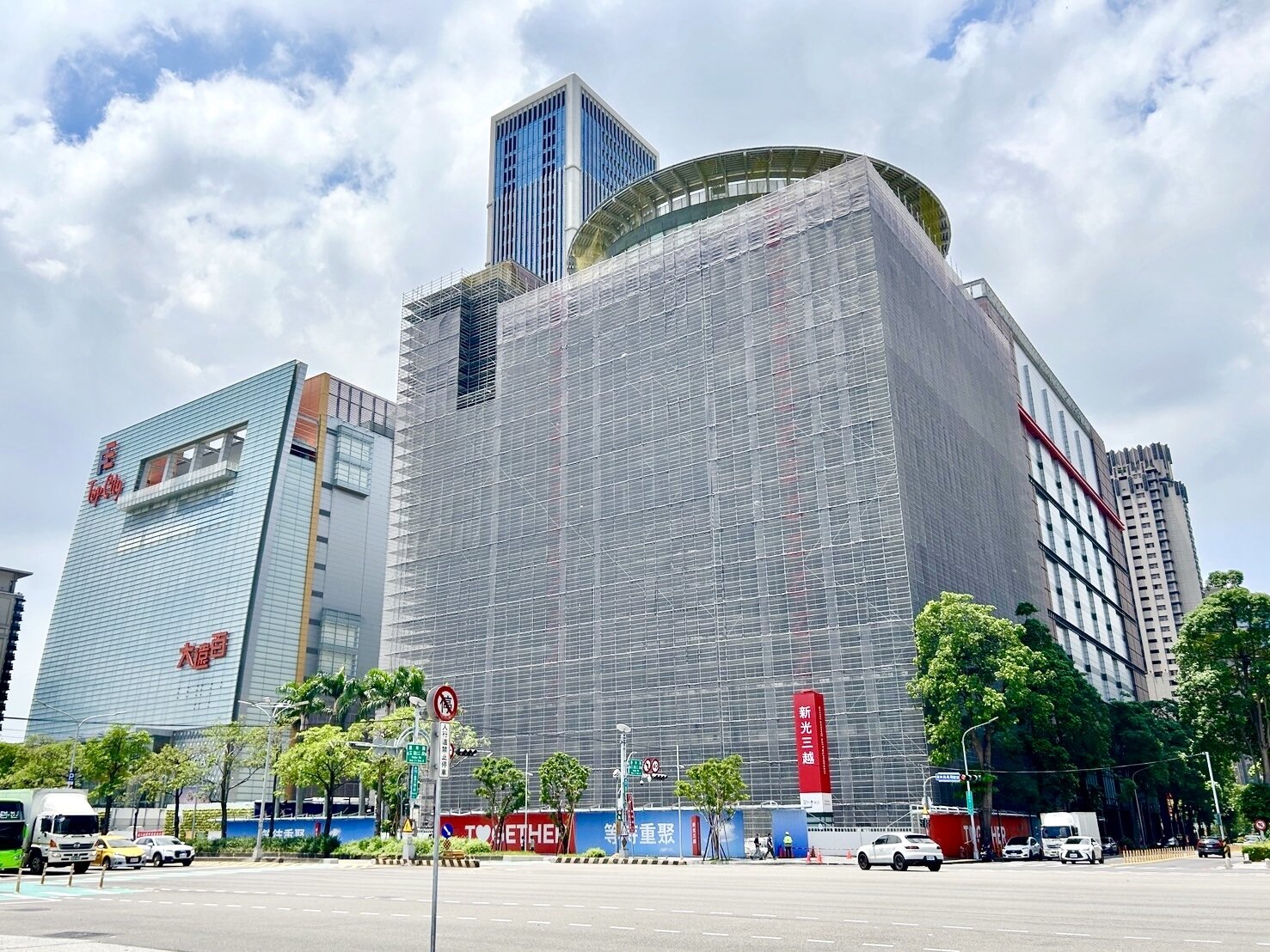 台中新光三越停業效應擴大重擊精品與餐飲業,品牌業者盼周年慶前復業,以回補業績缺口。記者宋健生/攝影