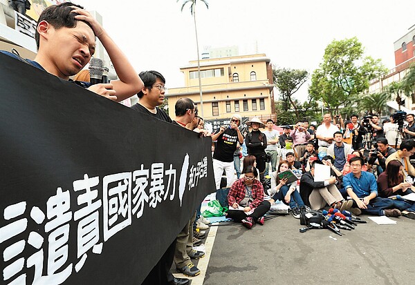 反黑箱服貿風暴持續延燒，明天下午將在凱道集結，學生及公民團體上午召開記者會，除呼籲全國人民站出來，學生領袖陳為廷(左)預估將會有十萬人上凱道。 記者陳正興／攝影