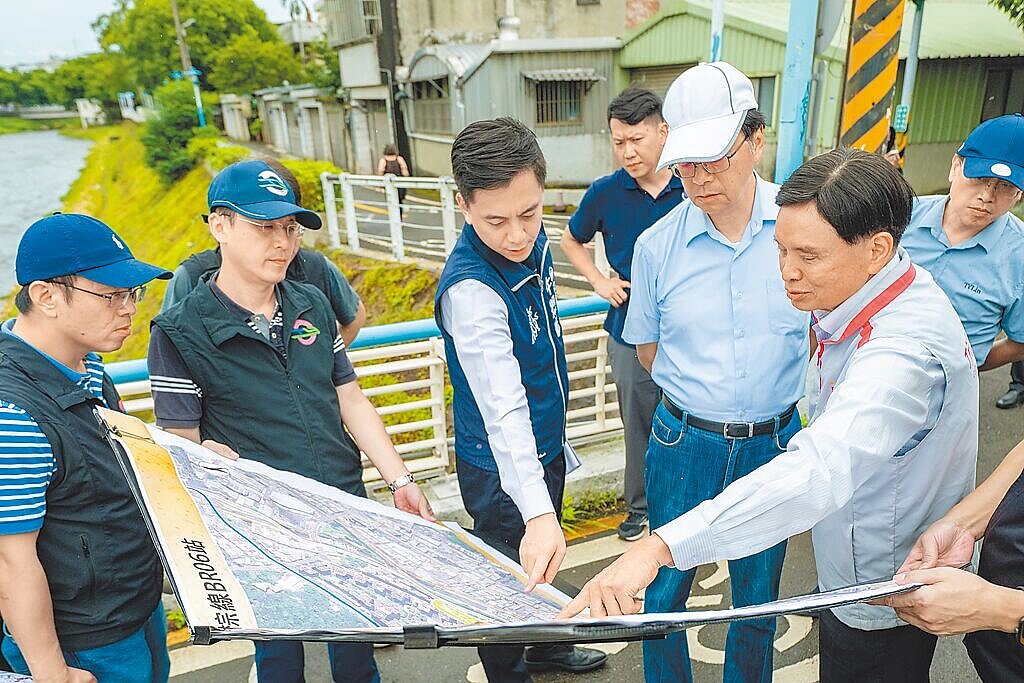 桃園市長張善政(前排右二)21日和立委牛煦庭(前排右三)赴龜山區勘查「桃園捷運棕線計畫」,透露長庚線明年報中央審查。(蔡依珍攝)