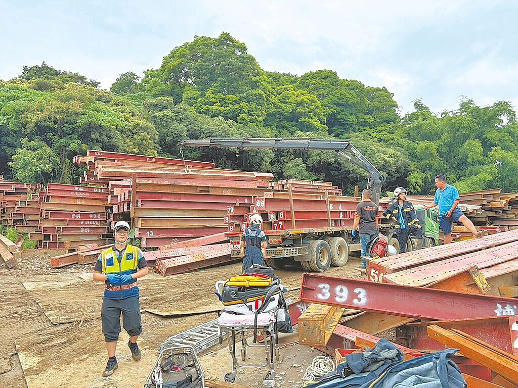 沈姓吊車司機21日在彰化縣芬園鄉工地執行鋼梁吊掛作業時,被突然鬆脫崩落的3根、總重逾5公噸的鋼梁壓死。(民眾提供)