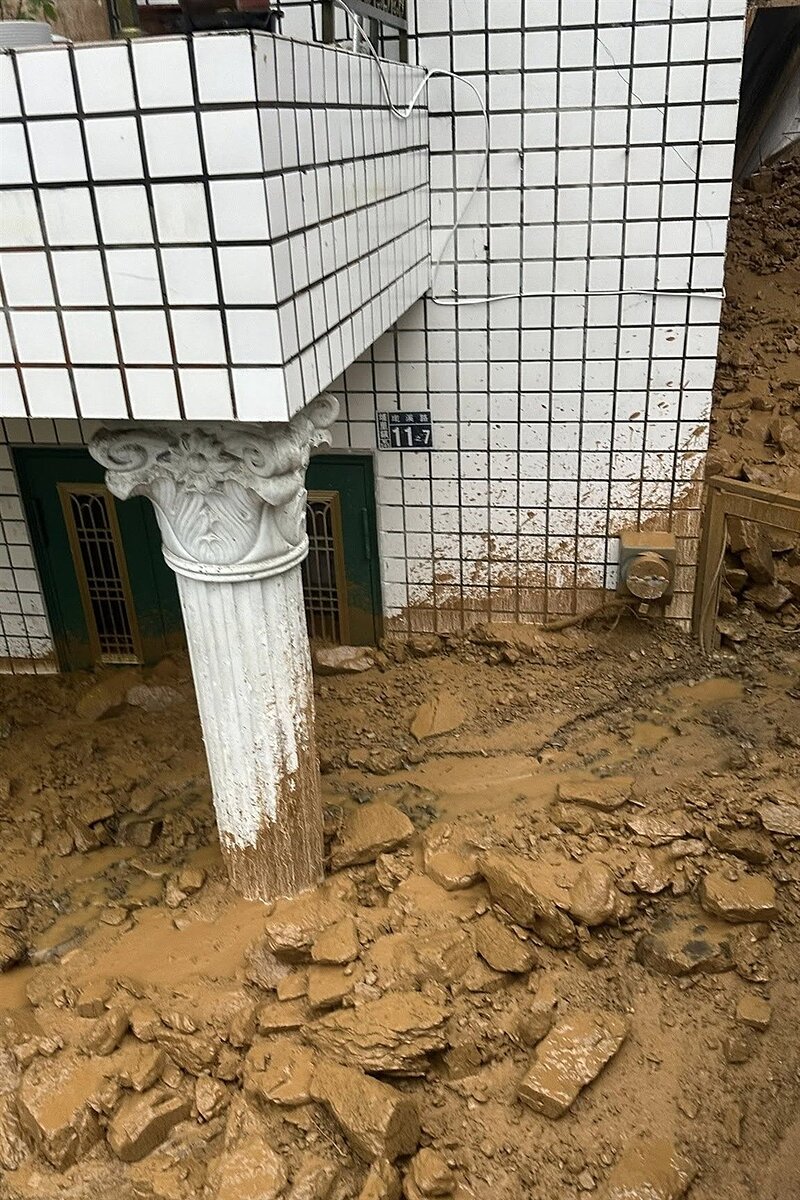 南投埔里墘溪路發生土石流,碎石泥流沿道路沖刷而下,甚至沖進住家,至少7戶民宅受影響,幸無人傷。圖/蜈蚣里長黃美玉提供