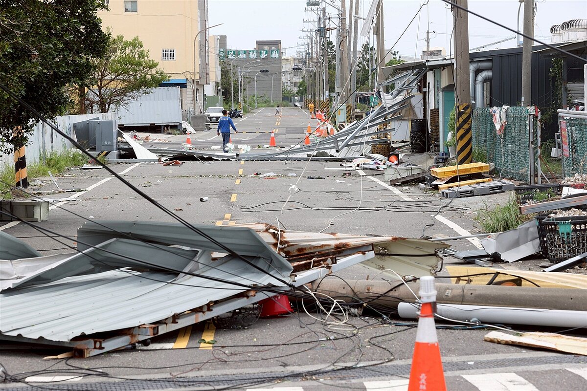 丹娜絲颱風災後半個月,台南仍有上千戶破損屋頂未初步處理。圖/聯合資料照