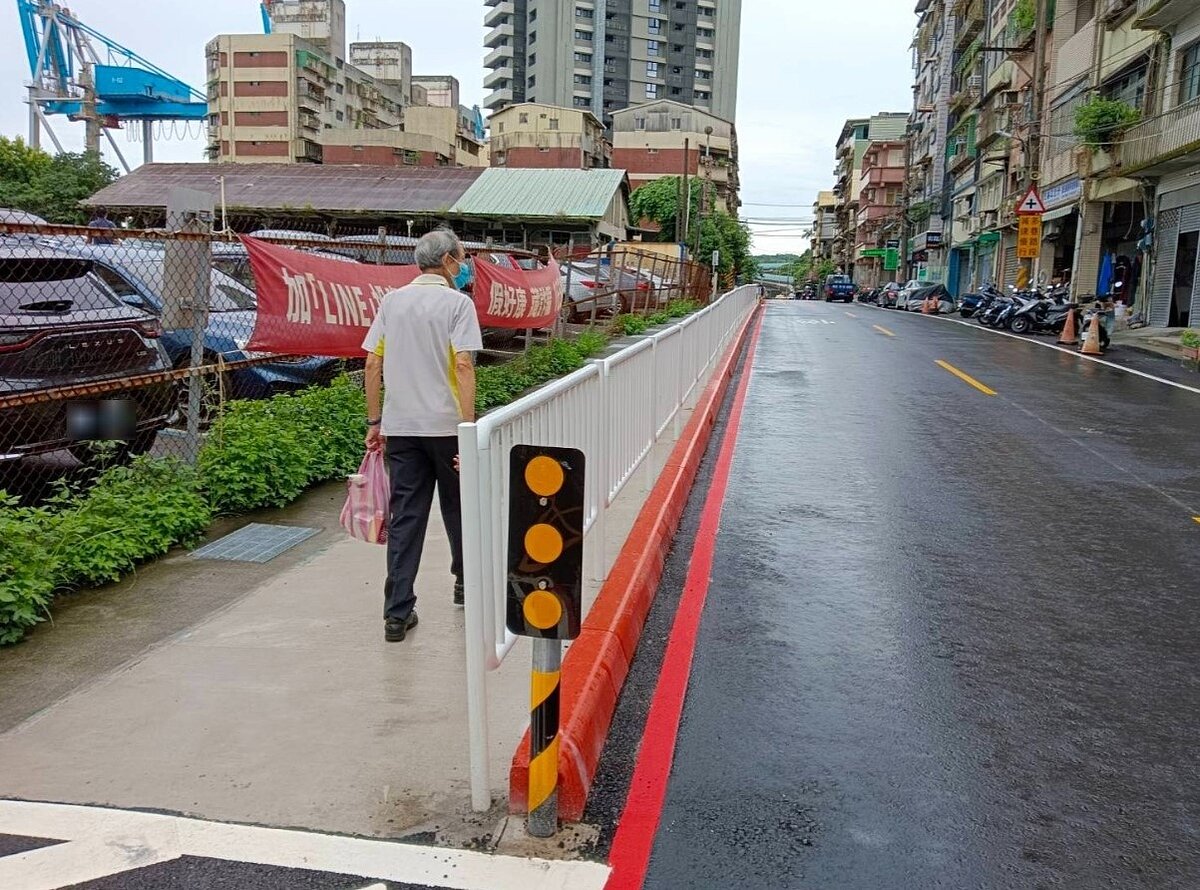 基隆市中船路112巷原設「標線型人行道」,行人常被逼近的汽車嚇到。市府施工改為有護欄的實體人行道,讓民眾走得更安心。圖/記者邱瑞杰攝影