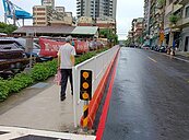 車輛偏移嚇人　基市首條人行道設護欄