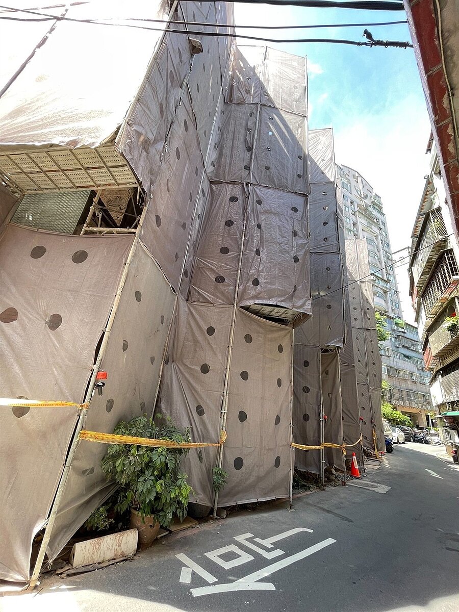 位於淡水民族路一處屋齡45年的四層樓透天厝，是現行制度下少見的整棟整建案例。整合歷時8年、總經費達3379萬元，市府補助其中1200萬元，餘由12戶住戶分攤，每戶自付約200至300萬元。圖／社區主委陳文亮提供
