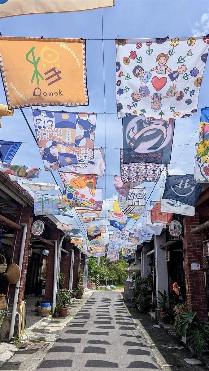 台南左鎮老街不到100公尺，近期掛上藝術布旗，重新妝點門面。圖／左鎮區公所提供
