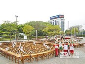 地景遊趣　課桌椅也成藝術品