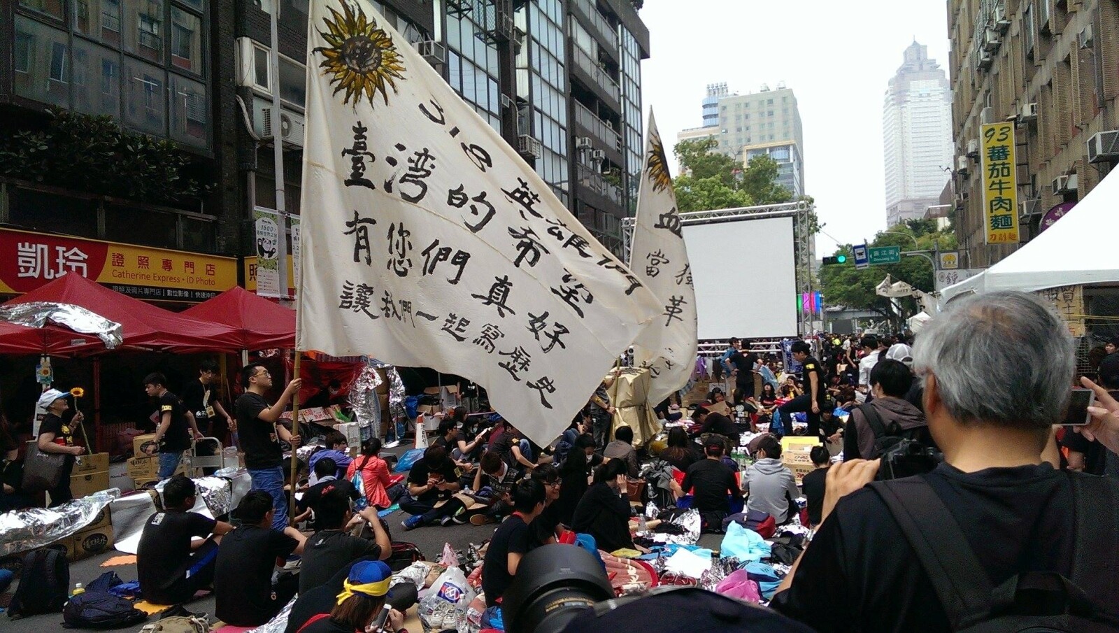 立法院外為反服貿聚集的學生及民眾。(網友Lion提供)