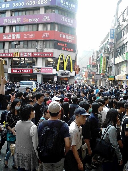 0330反服貿遊行人潮眾多,已經蔓延到站前商圈。(網友提供)