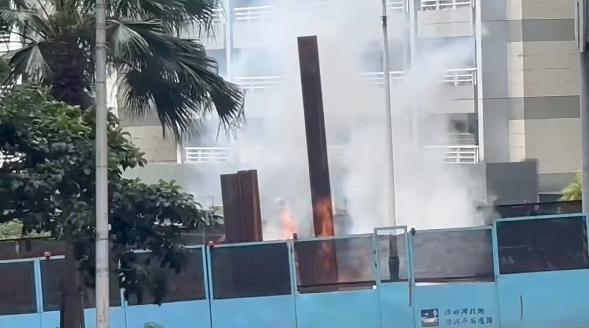 22日淡北道路工程突然竄出火舌。圖／民眾徐先生提供