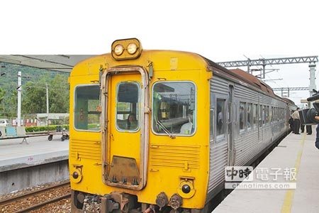 　功成身退　　花東鐵路電氣化6月底通車後，曾是台鐵跑最快的客運列車「光華號」將光榮退役，結束長達48年的服役。（黃芮琪攝） 