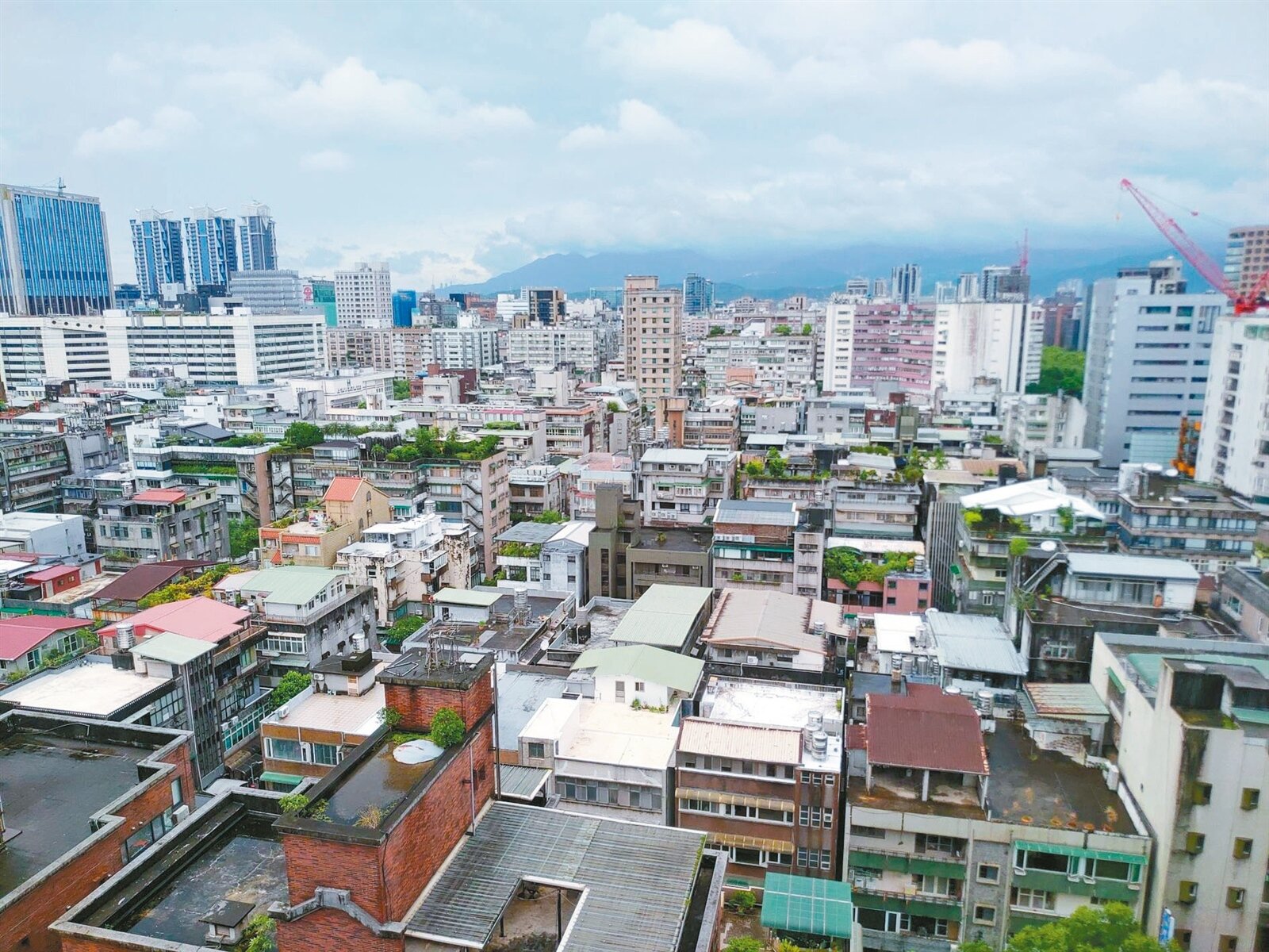 0403大地震後,台北市長蔣萬安宣布進入「大都更時代」,申請案量也隨之倍增2、3倍,更新處表示,為減輕公務人員負擔並增加效率,今年2月啟動三階段都更審議數位轉型,導入AI助審查。本報資料照
