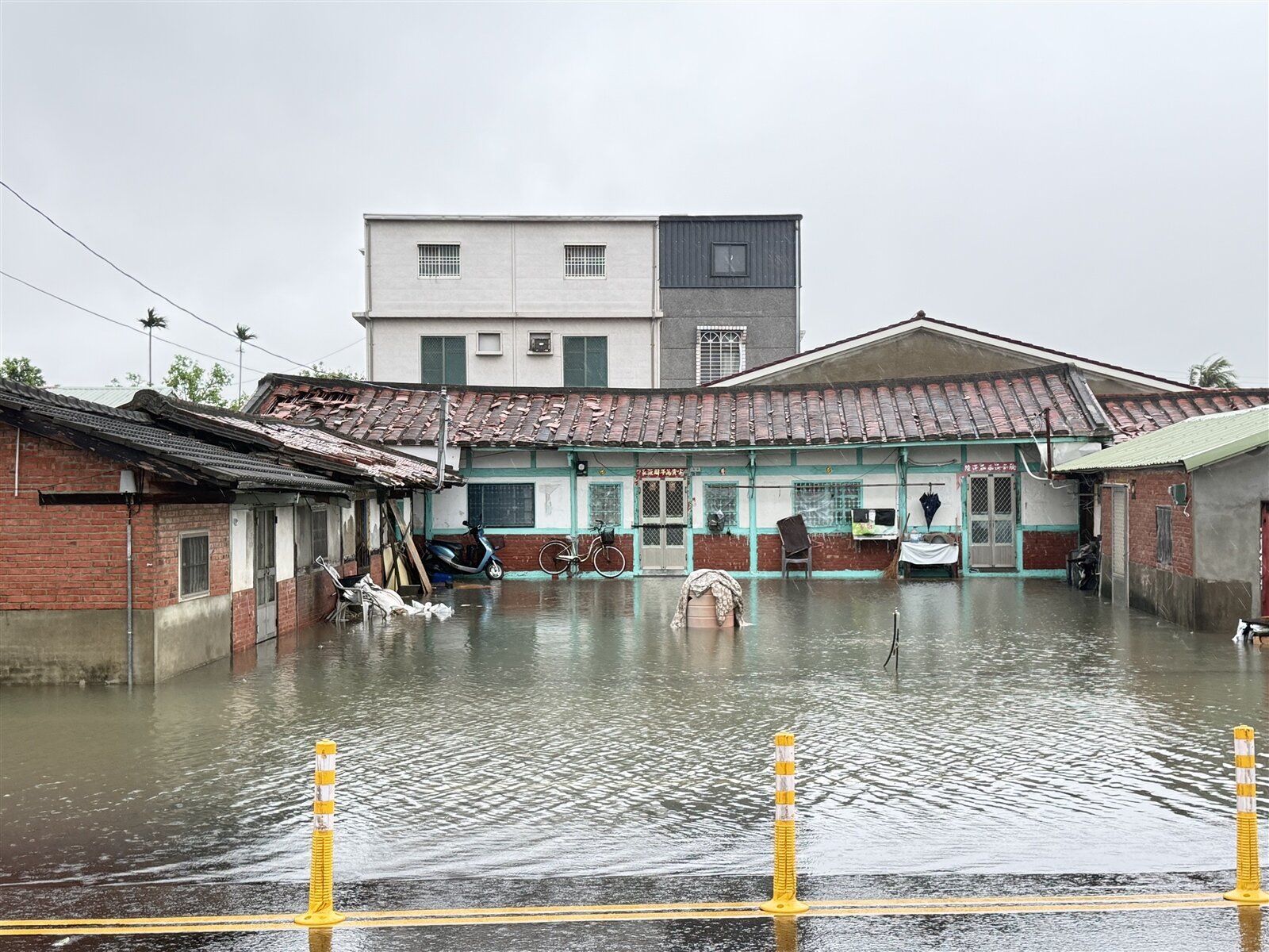 颱風屋頂破洞又遇大雨淹水,受災戶哽咽心酸求政府幫忙。記者黃于凡/攝影