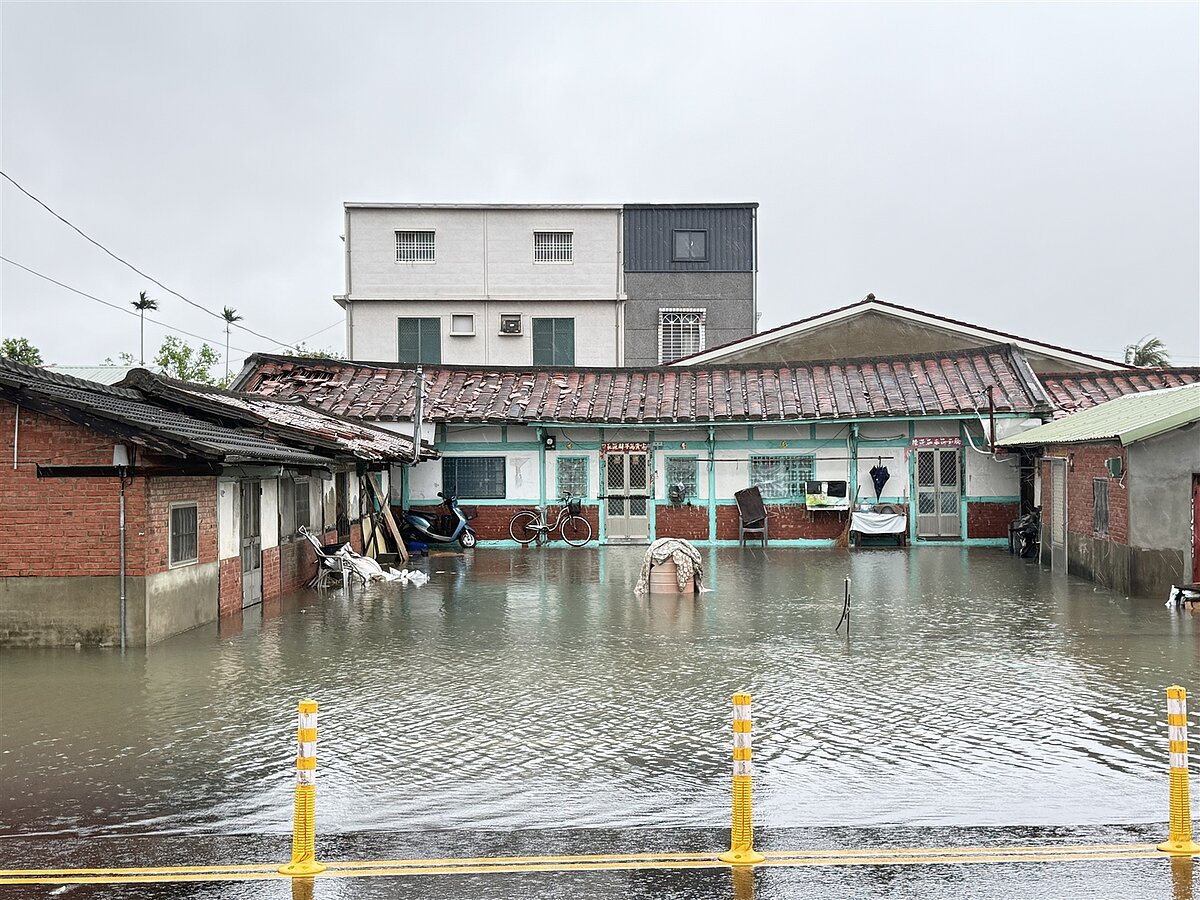 颱風屋頂破洞又遇大雨淹水，受災戶哽咽心酸求政府幫忙。記者黃于凡／攝影 