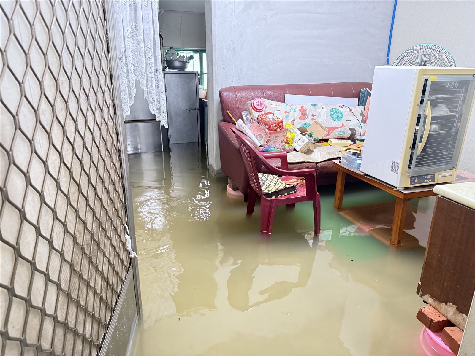 颱風屋頂破洞又遇大雨淹水,水勢來得太急太快,家具家電來不及搬,全都泡在水裡。記者黃于凡/攝影