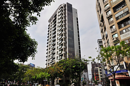 敦化南北路豪宅眾多，也由於林蔭大道的茂密，不論豪宅或是舊有住宅總被林蔭包圍，為當地房價帶來不少增值加分效果。（圖文／好房News記者 陳韋帆）