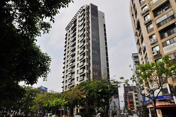 敦南圓環附近的元大栢悅豪宅前有林蔭大道圍繞。(好房News記者 陳韋帆/攝影)