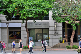 敦化商圈為美食、商店的兵家必爭之地，也由於豪宅眾多結合兩種因素之下，出現了豪宅出租店面的有趣情境。（好房News記者 陳韋帆／攝影）