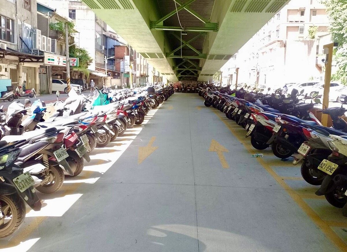 新北市新店區能仁街橋下機車停車場將在8月1日啟用。圖/新北市交通局提供