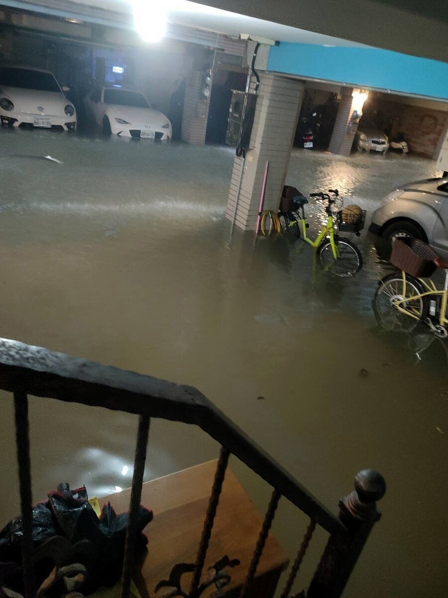 低壓帶及西南風影響,嘉義縣28日有局部豪雨或大豪雨,達一級淹水示警區域包括太保市、朴子市等地。朴子社區住戶表示,住當地多年第一次淹水。圖為住戶車庫淹水情形。圖/蔡長奇提供