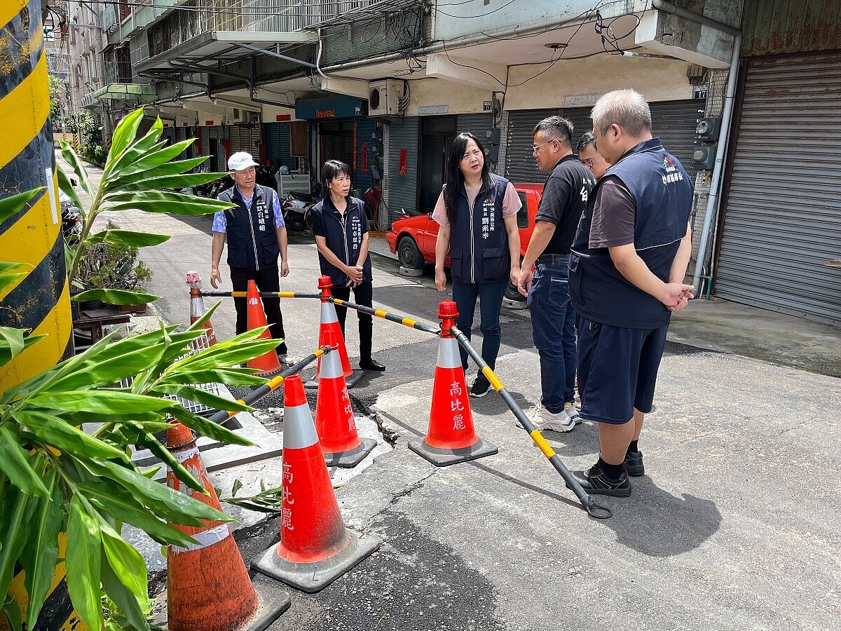 台中市沙鹿中山路673巷處因強降雨造成局部淹水,區長劉素幸到場了解情形並慰問。圖/沙鹿區公所提供