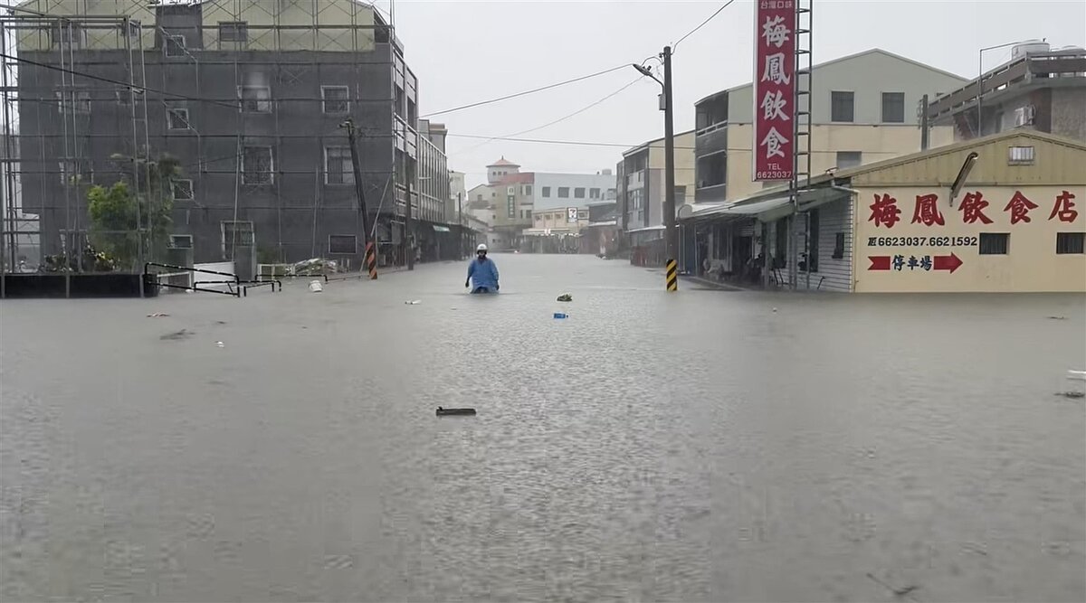 受大豪雨影響,台南後壁菁寮水淹及膝。圖/截自台南市議員王宣貿臉書