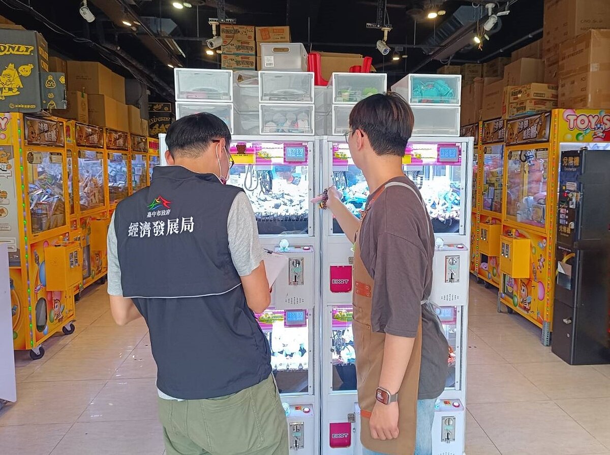 經發局向業者告知商品標示不合格需改善項目。圖/台中市經發局提供