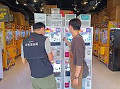 夾娃娃機店違規一籮筐　中市510台標示不合格、13家業者挨罰
