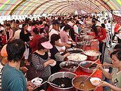 大甲媽辦桌宴客　大型流水席越辦越多