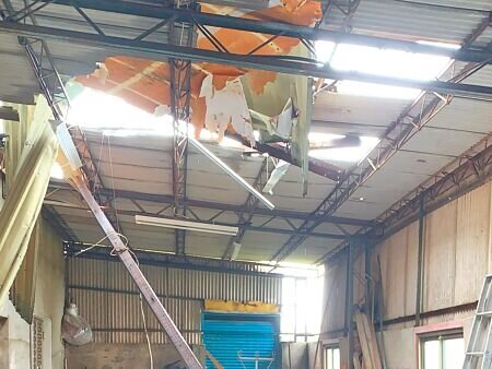 台南沿海地區在丹娜絲颱風過後仍有部分屋頂受損的房屋待修理。(郭良傑攝)