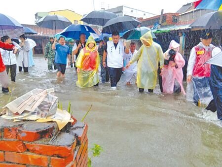 
雲林縣水林鄉部分村落淹水逾30公分，公所28日上午宣布停止上班、上課，縣長張麗善（中）前往勘災。（張朝欣攝）
