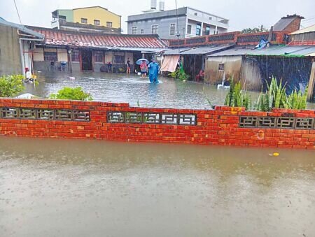 
雲林縣水林鄉部分村落淹水逾30公分，公所28日上午宣布停止上班、上課，縣長張麗善前往勘災。（張朝欣攝）
