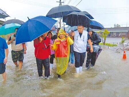 
雲林縣水林鄉部分村落淹水逾30公分，公所28日上午宣布停止上班、上課，縣長張麗善（前排中）前往勘災。（張朝欣攝）
